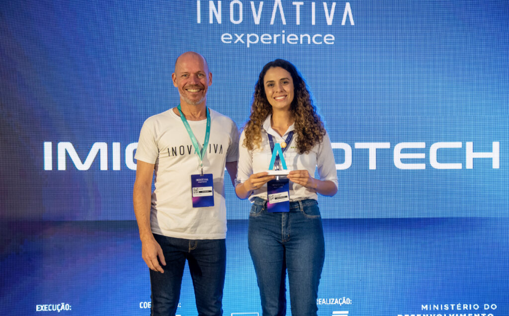 Na foto, a Ceo Julia Rosa Moreira recebe o reconhecimento da banca de investidores do InovAtiva Brasil 2024/1 das mãos do André Ribas, Coordenador do Hub InovAtiva e Gerente do Centro de Empreendedorismo Inovador da Fundação CERTI
